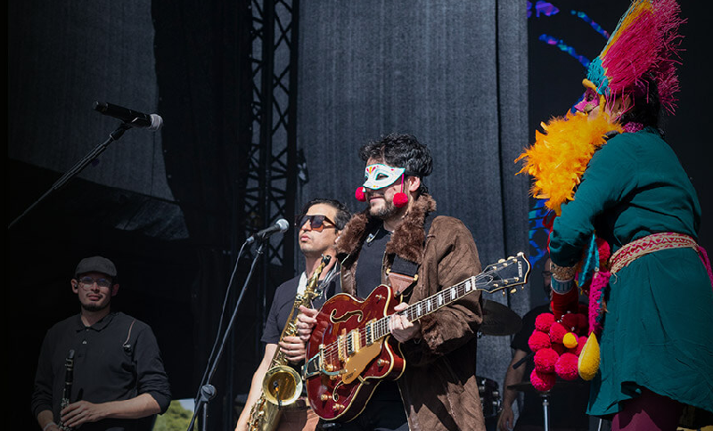 Agrupación musical en un escenario