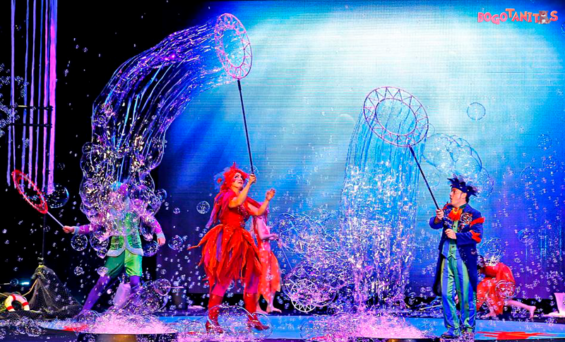 Artistas jugando con burbujas