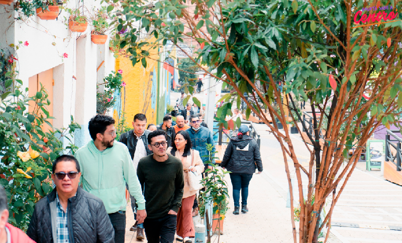 Personas caminando por una calle