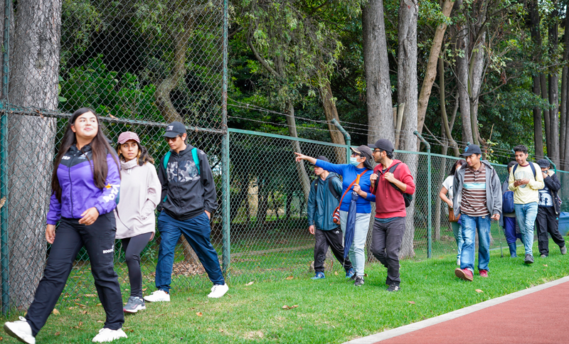 Personas realizando una caminata ecológica dirigida por el IDRD