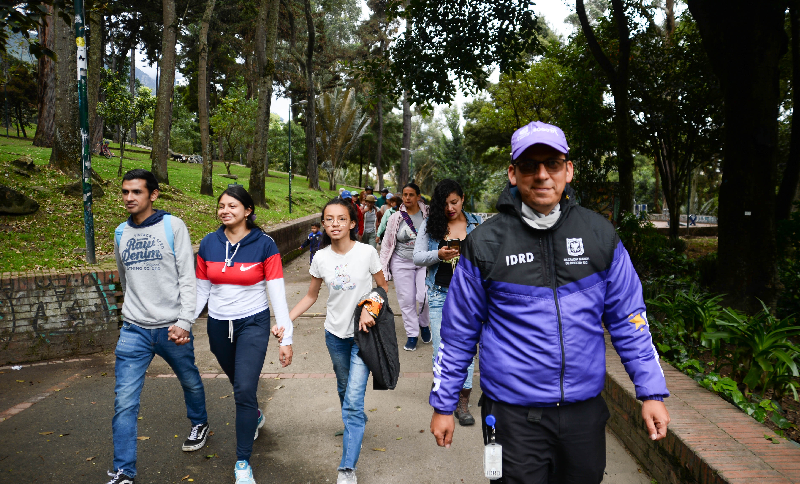 Personas caminando por una calle