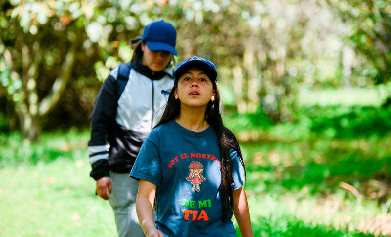 Niña en una caminata