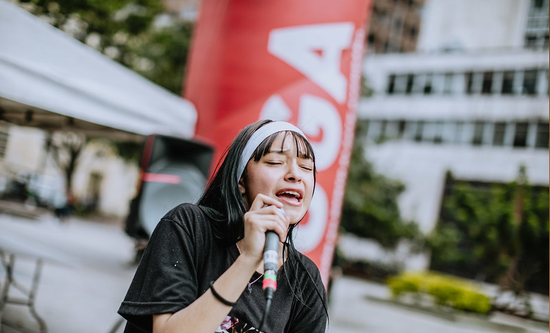Artista de hip hop cantando al aire libre