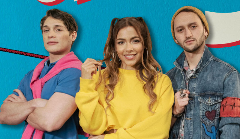 Dos hombres y una mujer posando