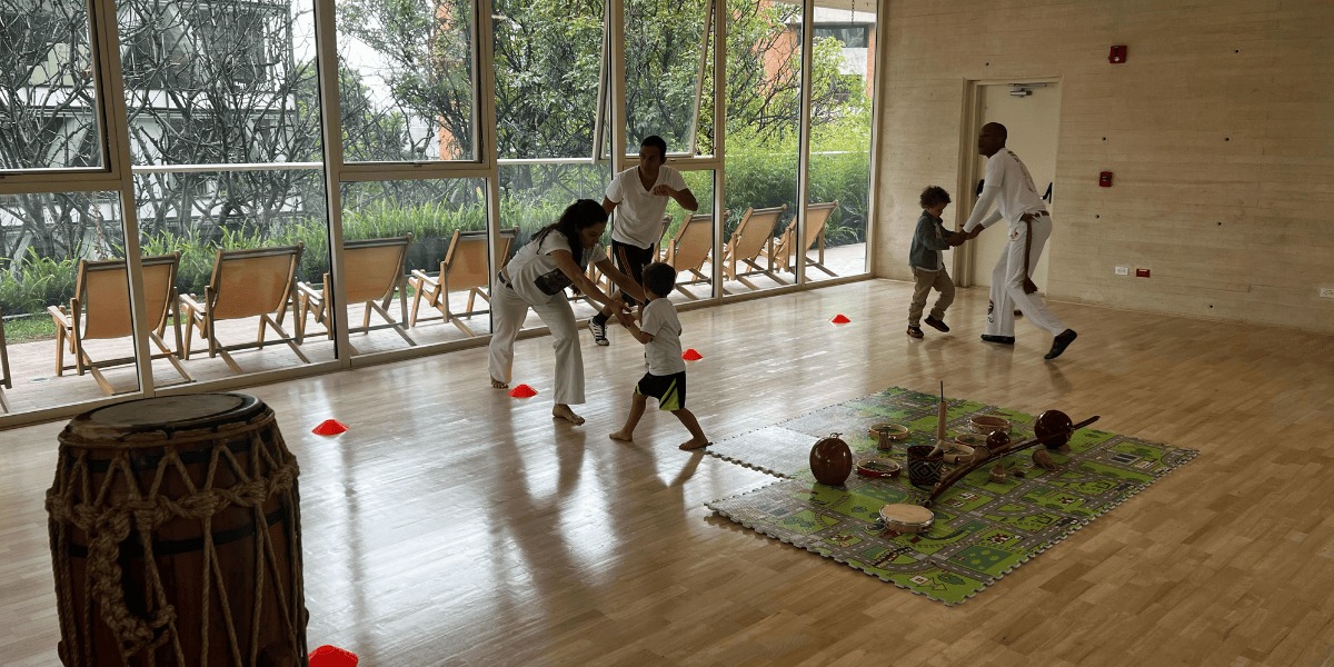 Fotos de niños haciendo capoeira.