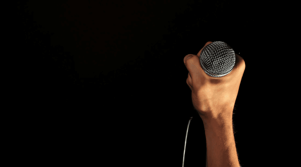persona con un micrófono en la mano