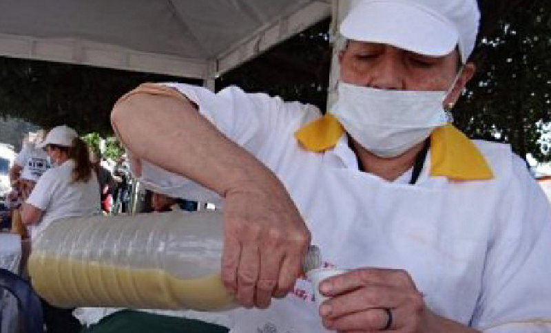 Mujer sirviendo chicha