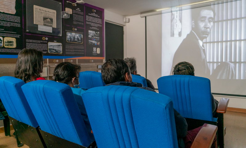 Personas en el cine de una biblioteca de BibloRed