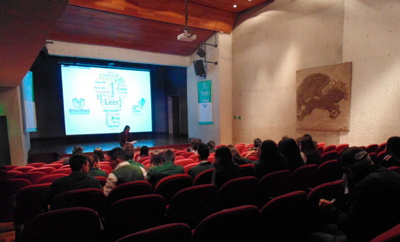 Personas en una sala de cine