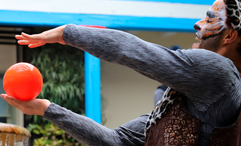 Hombre realizando un acto circense