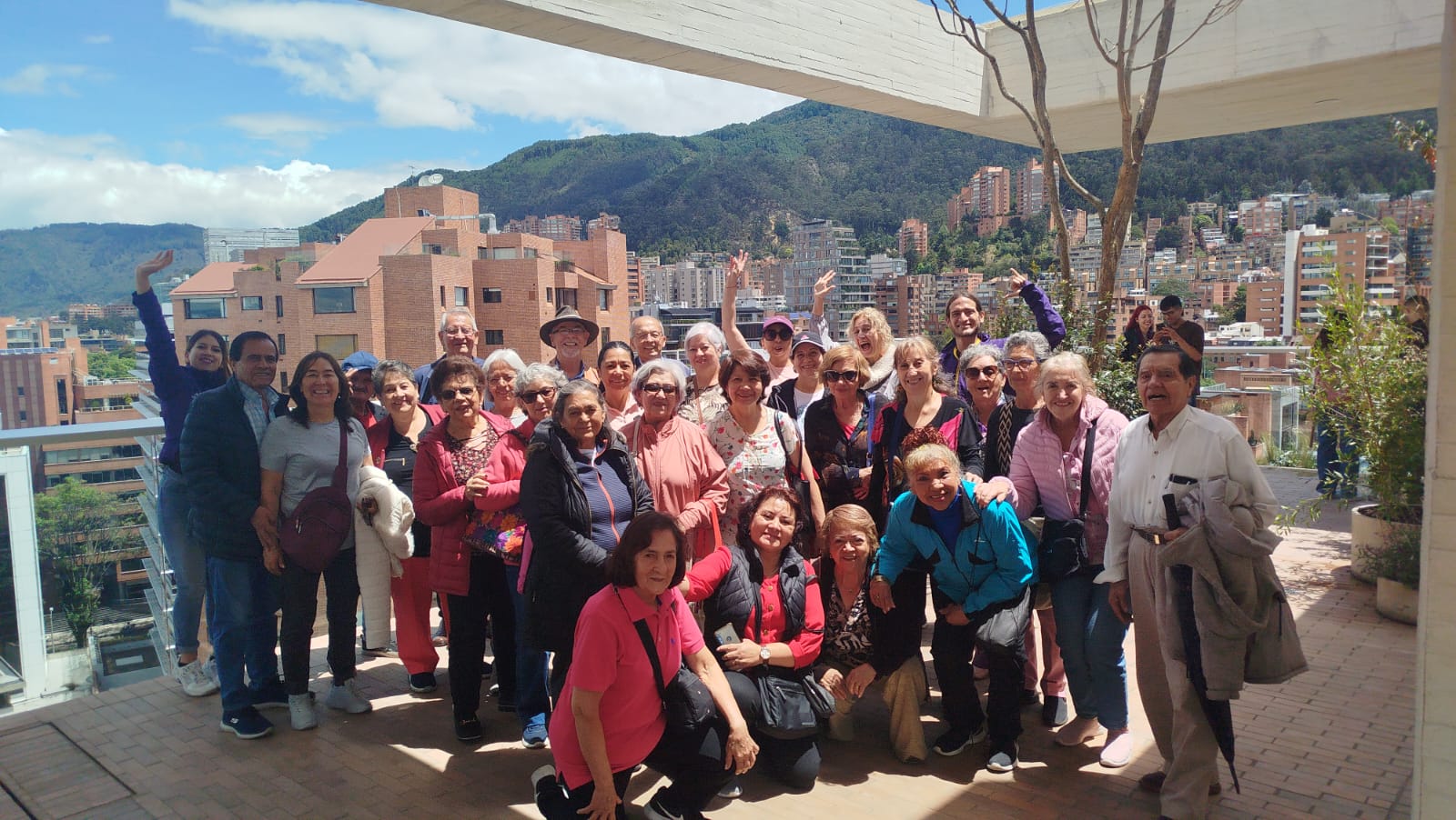 Personas mayores reunidas