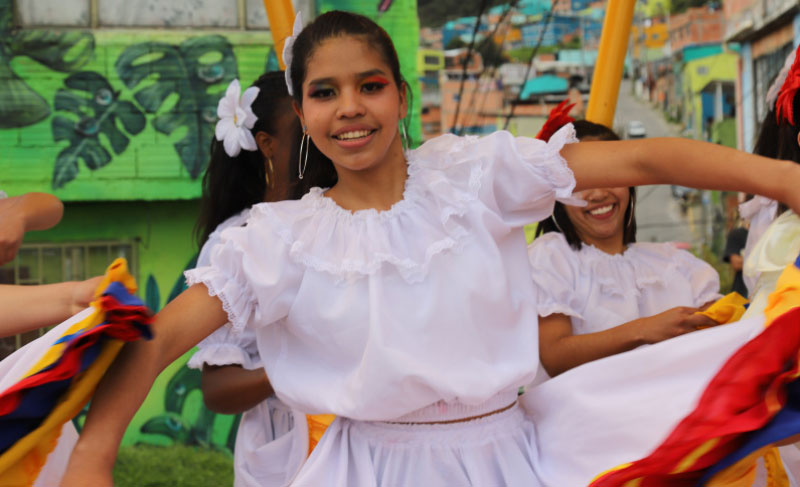 Comparsera bailando con una falda tradicional colombiana