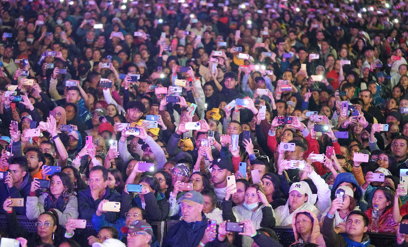 Multitud de gente en un concierto al aire libre