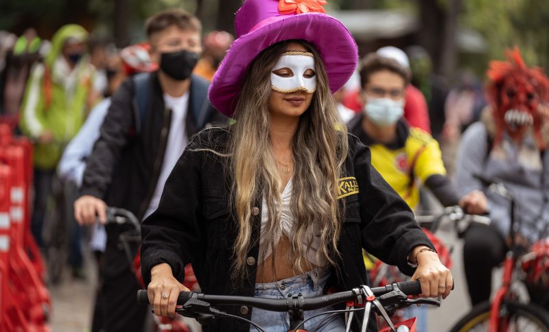 Persona disfrazada en ciclovía