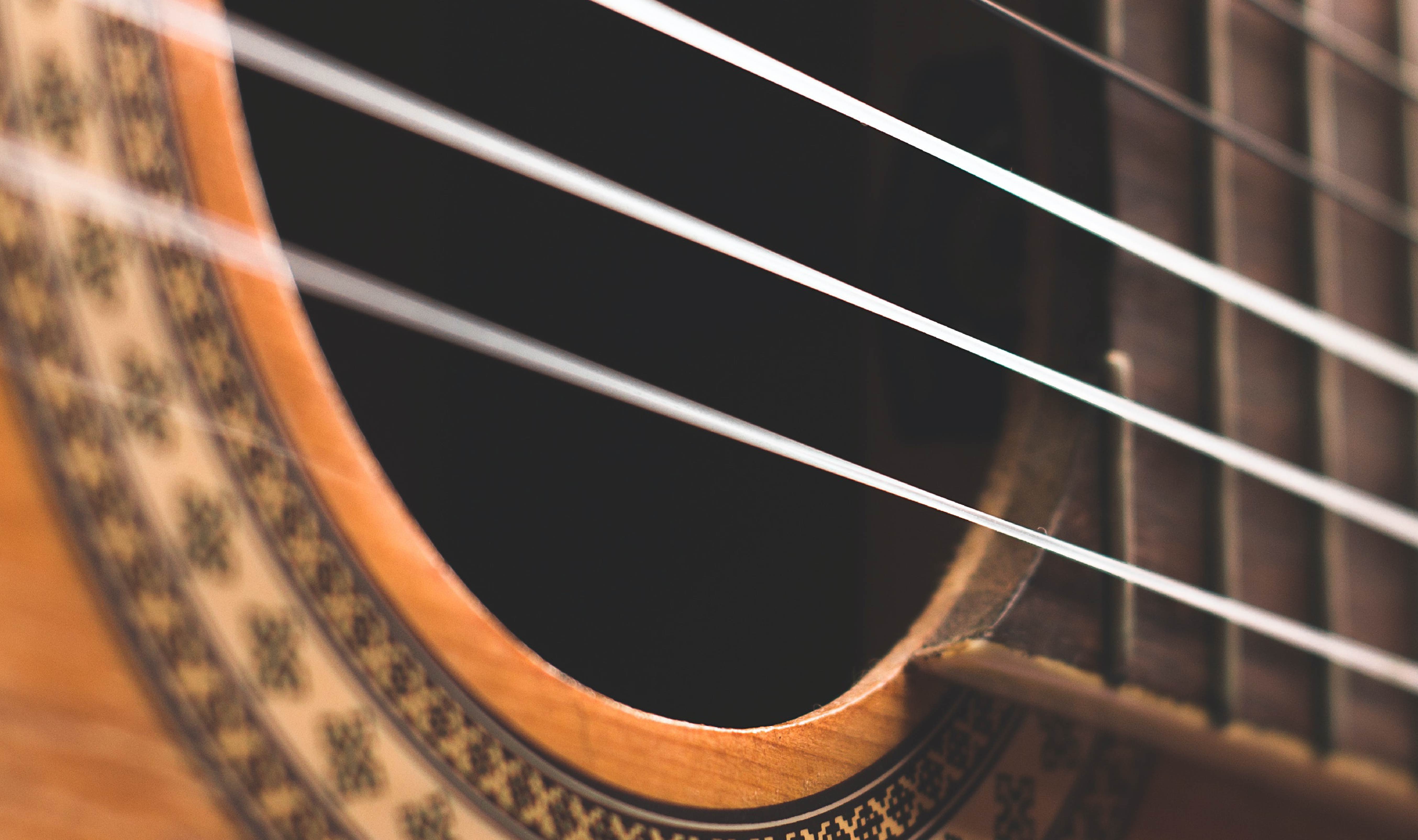 Primerísimo primer plano a un instrumento de cuerdas en la parte de la boca.