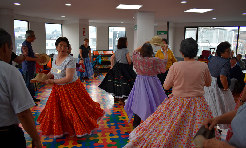 Mujeres danzando en la Biblioteca Pública Gabriel García Márquez - El Tunal