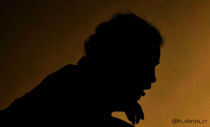Silueta de persona danzando