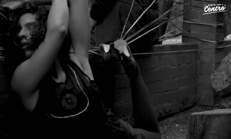 Fotografía en blanco y negro de un artista danzando