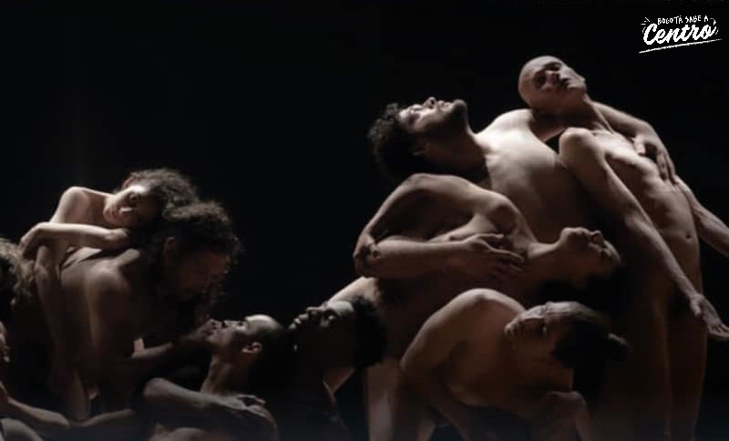 Artistas desnudos actuando en un escenario