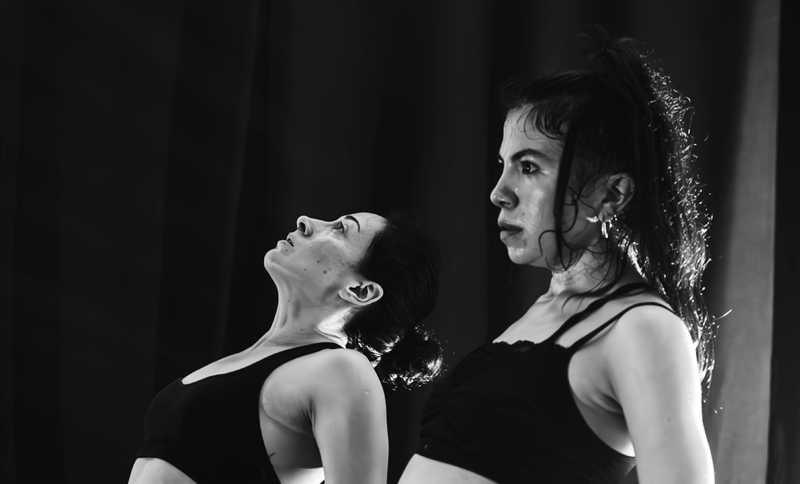 Foto: Mujeres danzando en un escenario