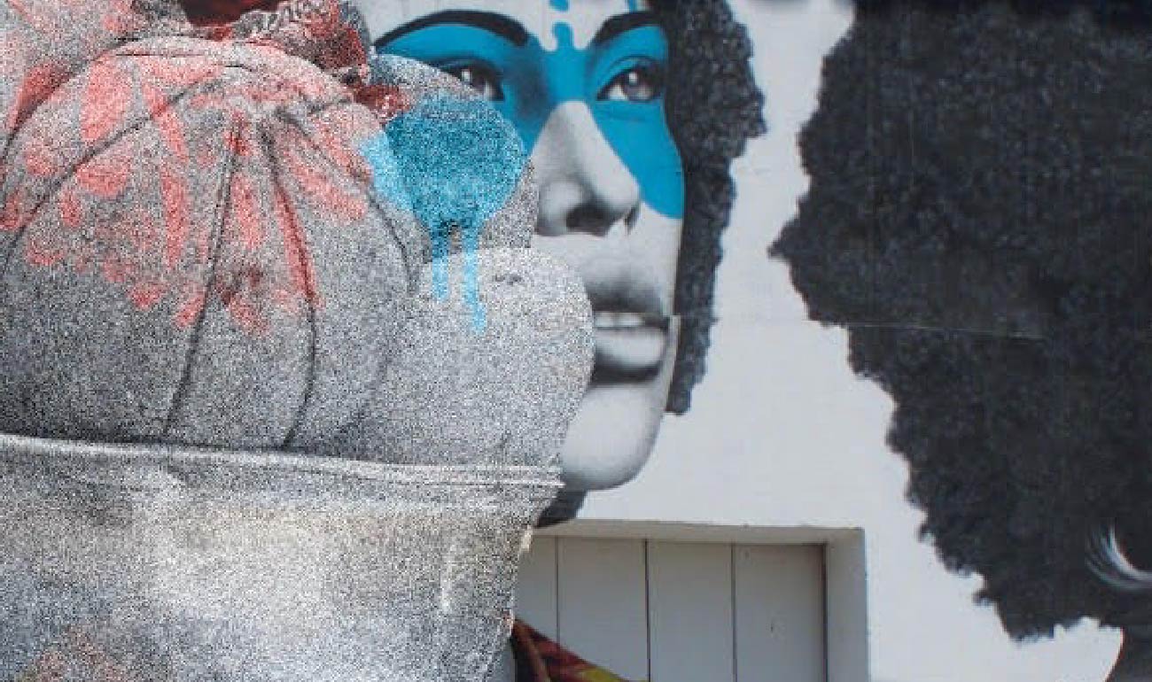 Ilustración de una mujer afro detrás de una badeja frutal