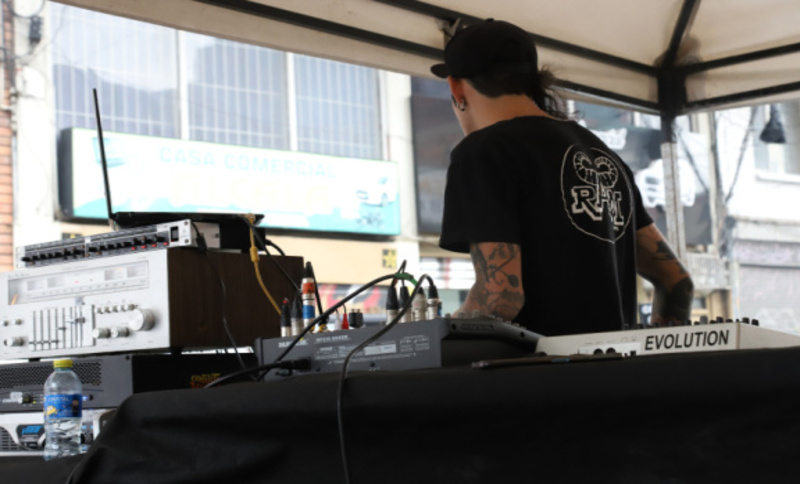 DJ