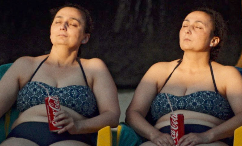 Dos mujeres tomando el sol en traje de baño