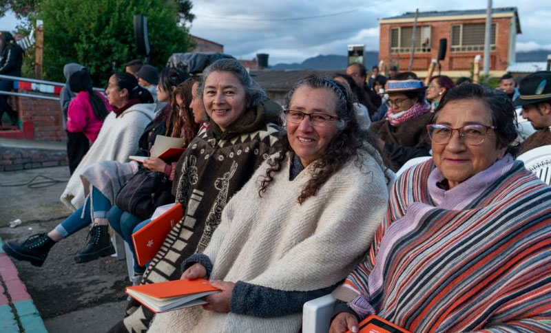 Mujeres en un encuentro al aire libre