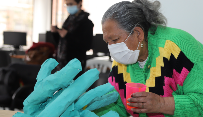 Mujer pintando una escultura
