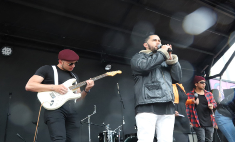 Jóvenes cantando en tarima