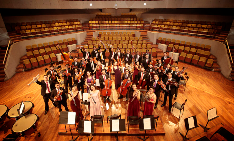 Orquesta Filarmónica Juvenil en un excenario