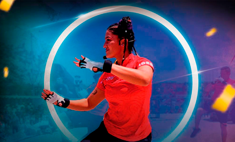 Mujer en posición de ejercicio fitness