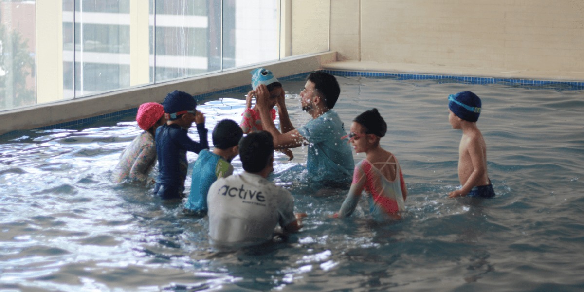 Niños en la piscina.
