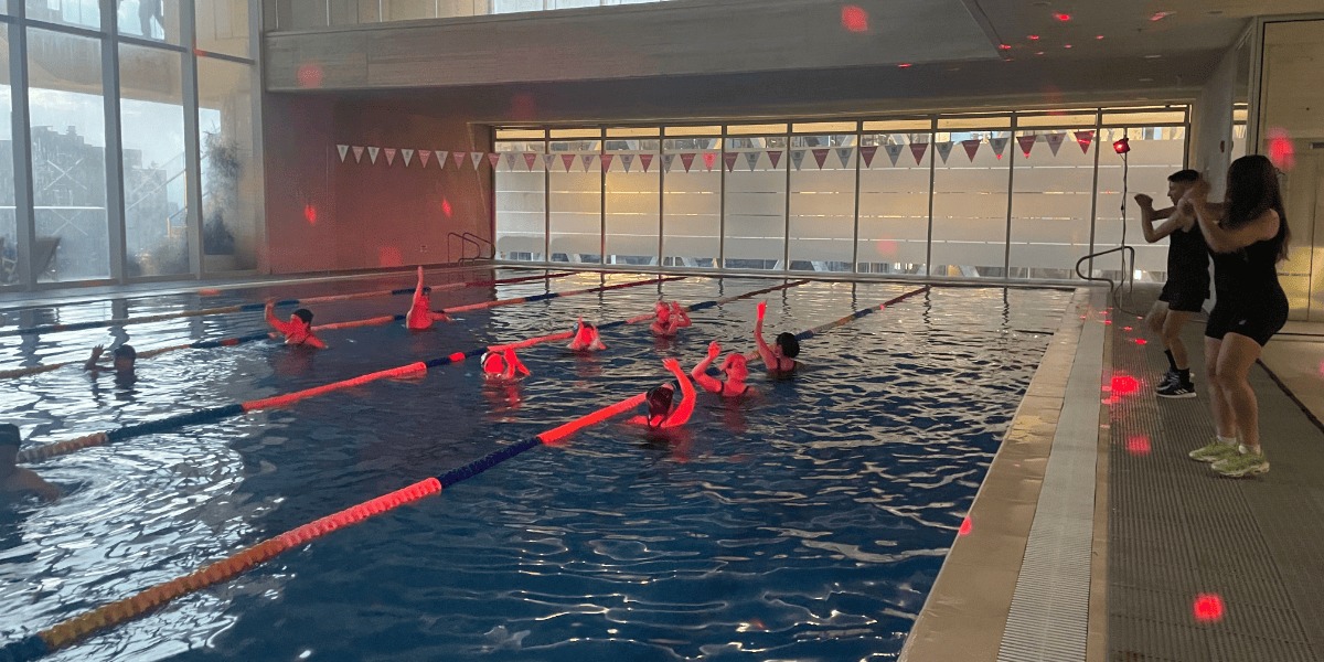 Personas participando en Acuarumba.