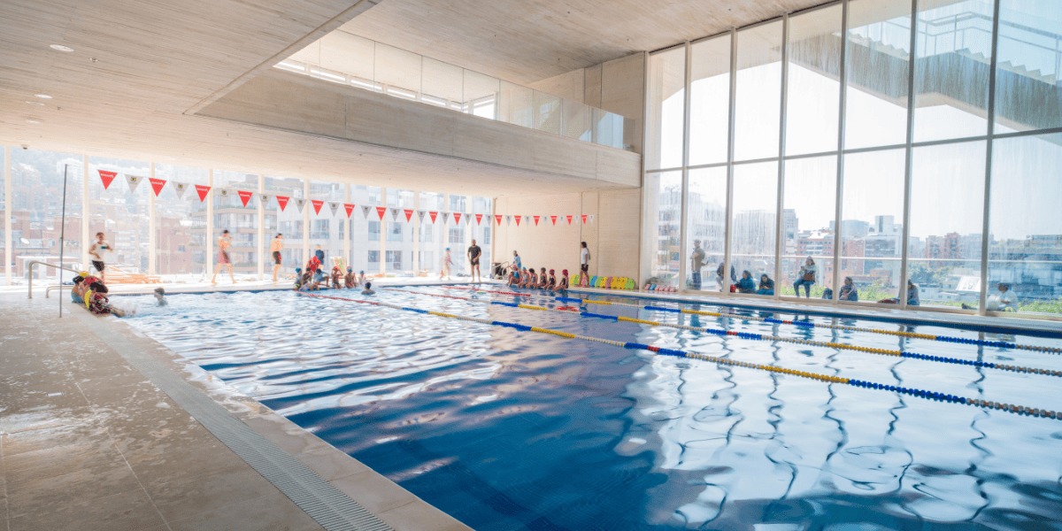 Niños en la piscina.