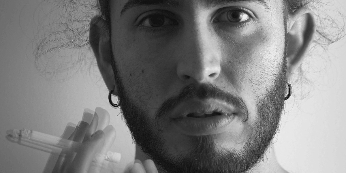 Foto en blanco y negro de un hombre.