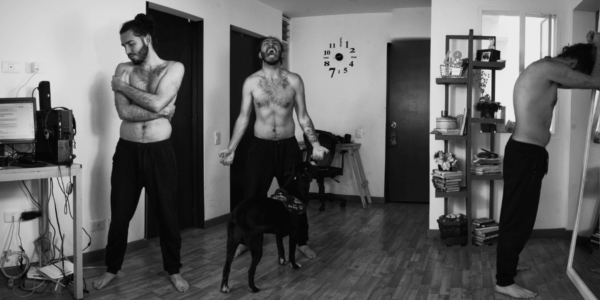 Foto en blanco y negro de hombres actuando.