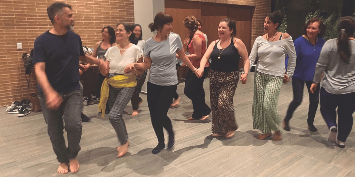 Participantes en el taller de biodanza.