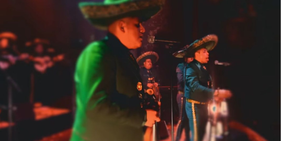 Mariachis cantando.