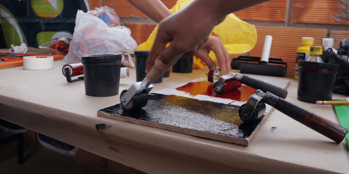 Foto de mano utilizando pintando.