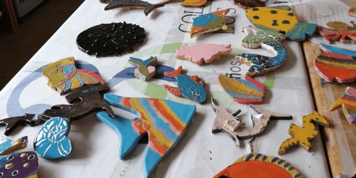 Animalitos de colores hechos en cerámica.