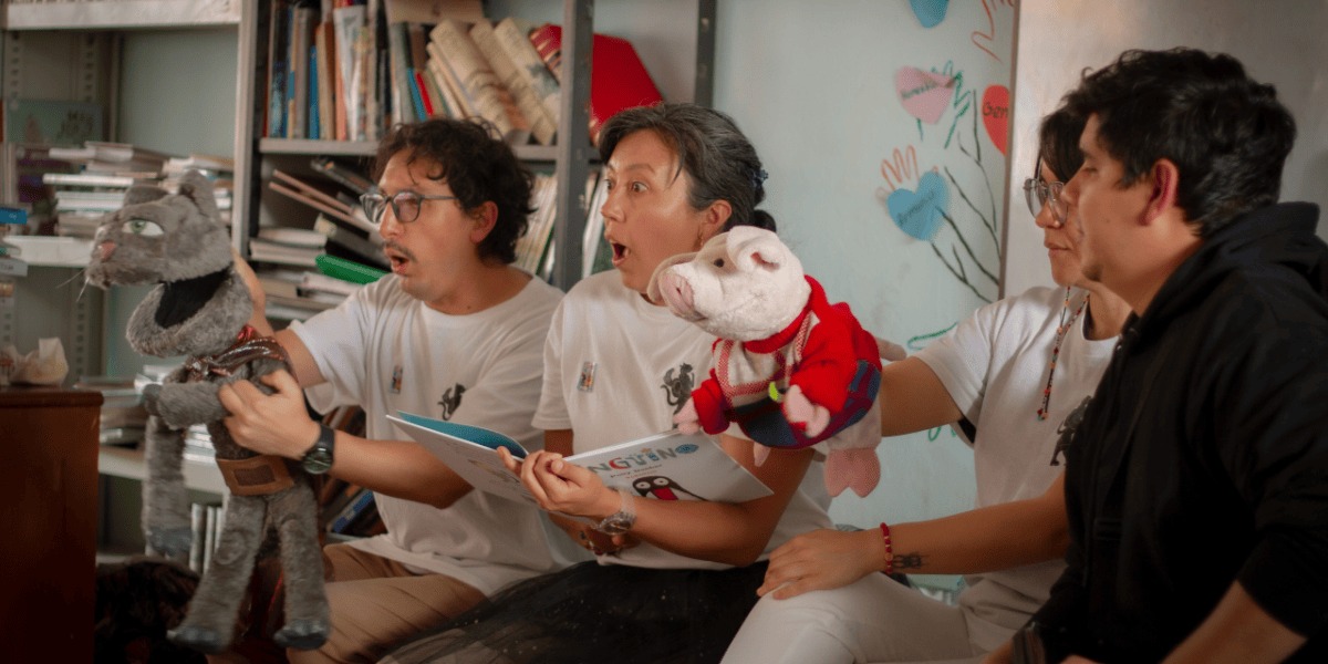 Talleristas del club actuando con títeres.