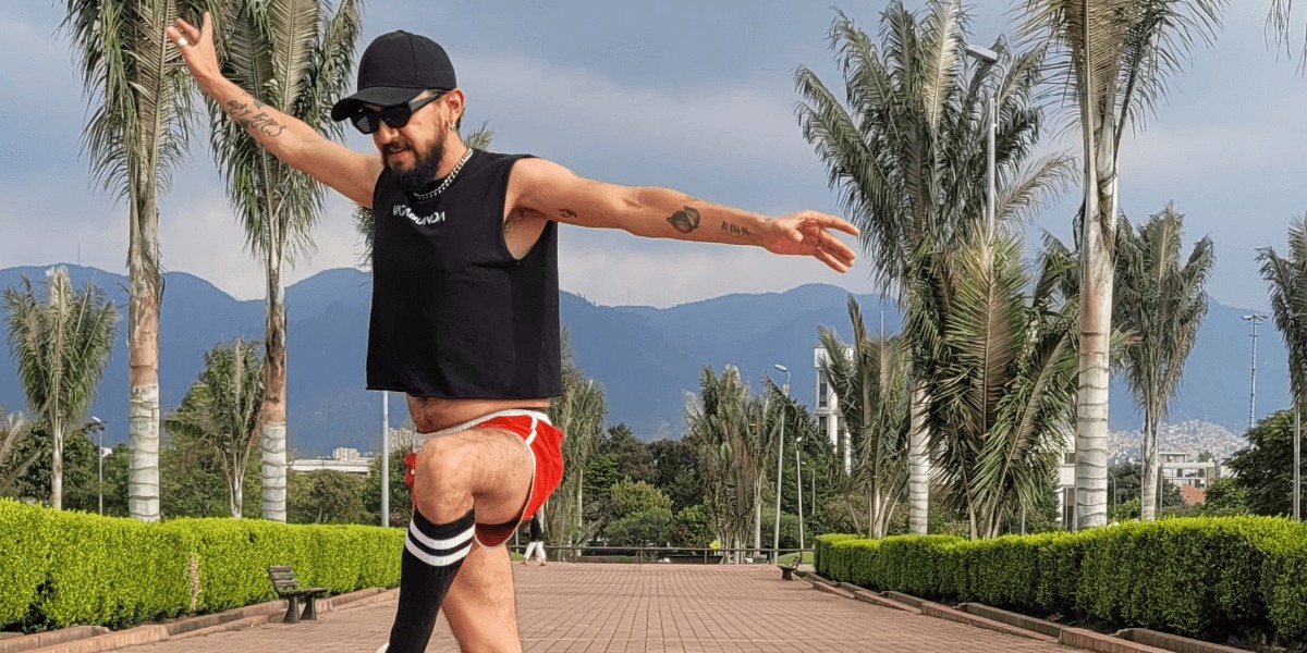 Imagen de hombre haciendo un paso de baile.