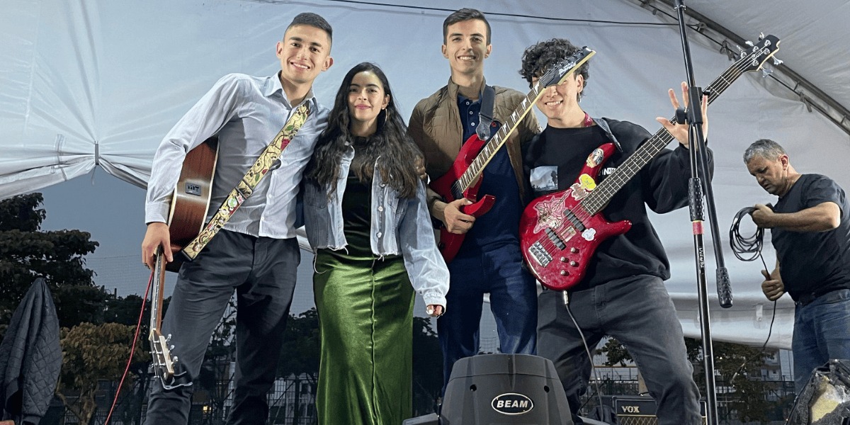 Imagen del dueto OverLove con sus músicos.