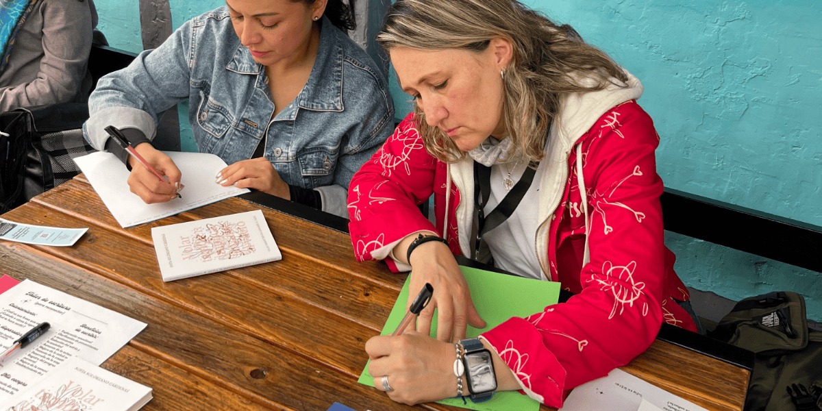 Foto de talleristas escribiendo.