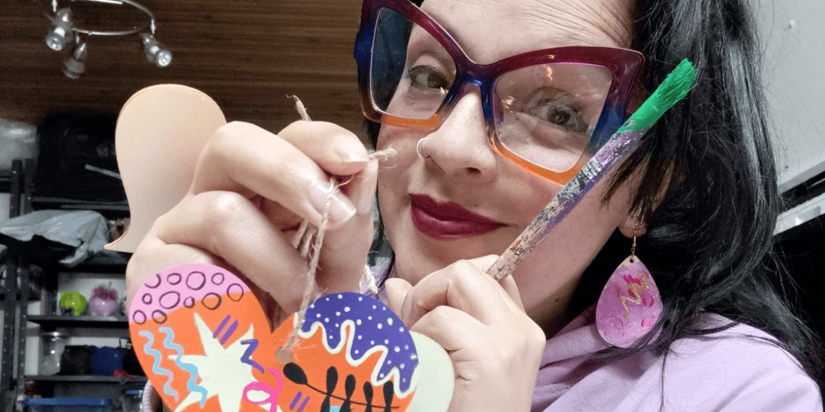 Mujer pintando un objeto.