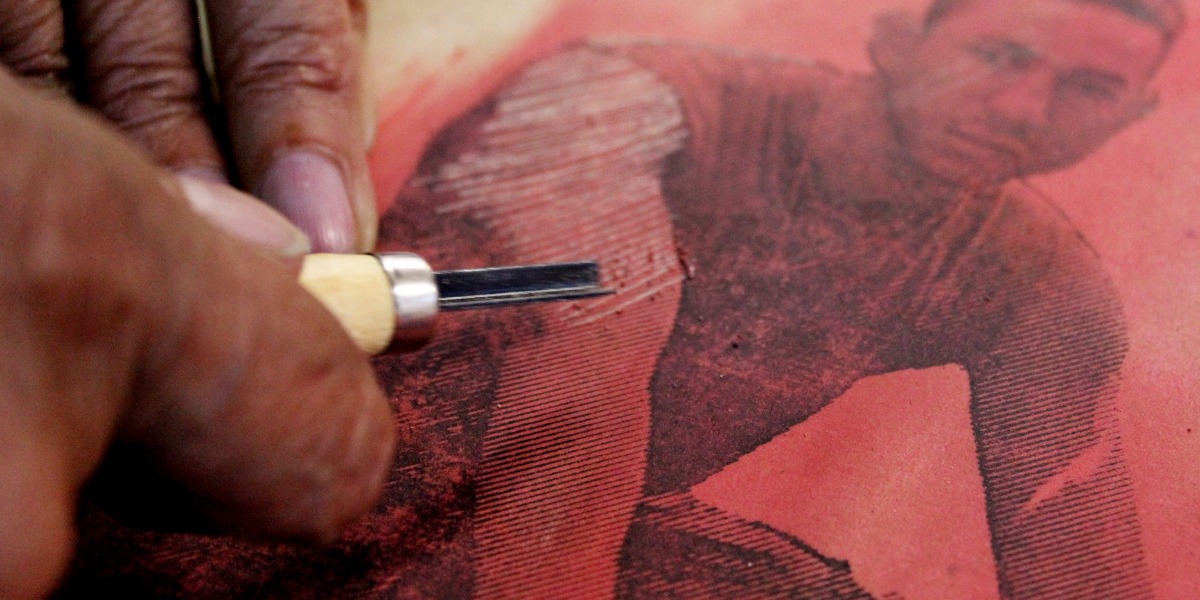 Mano haciendo grabado.