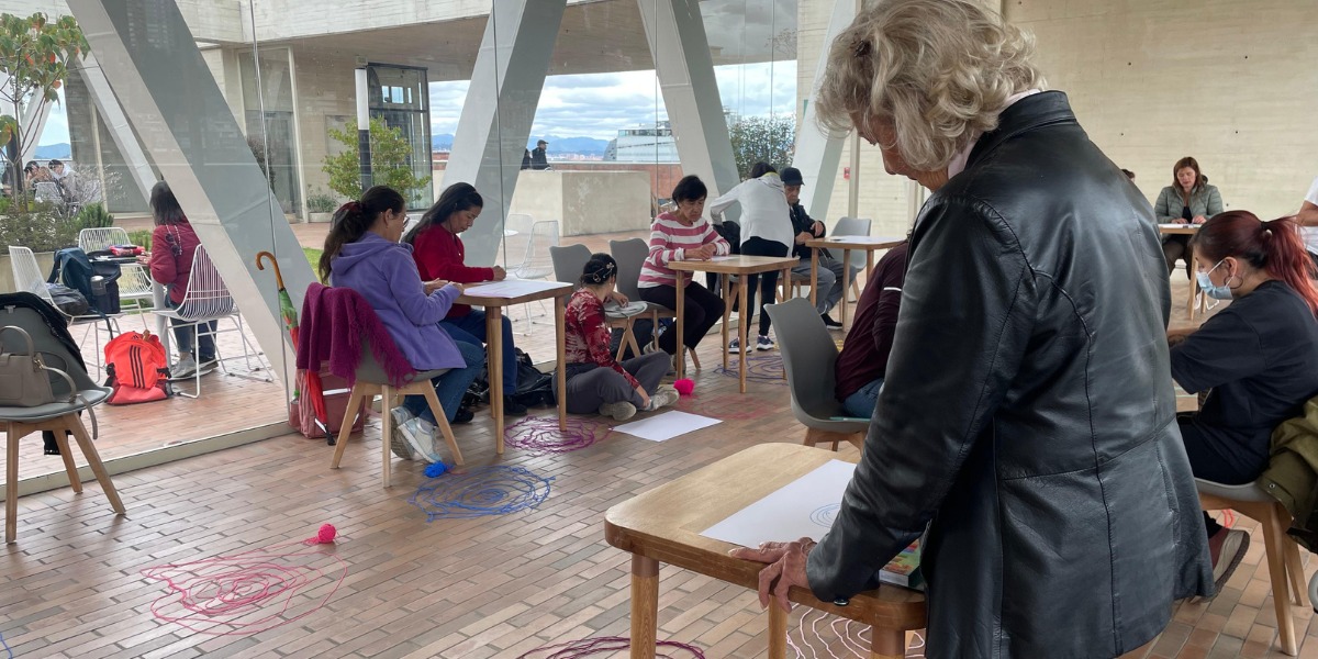 Foto de adultos dibujando.