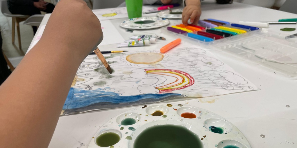 Niños pintando.