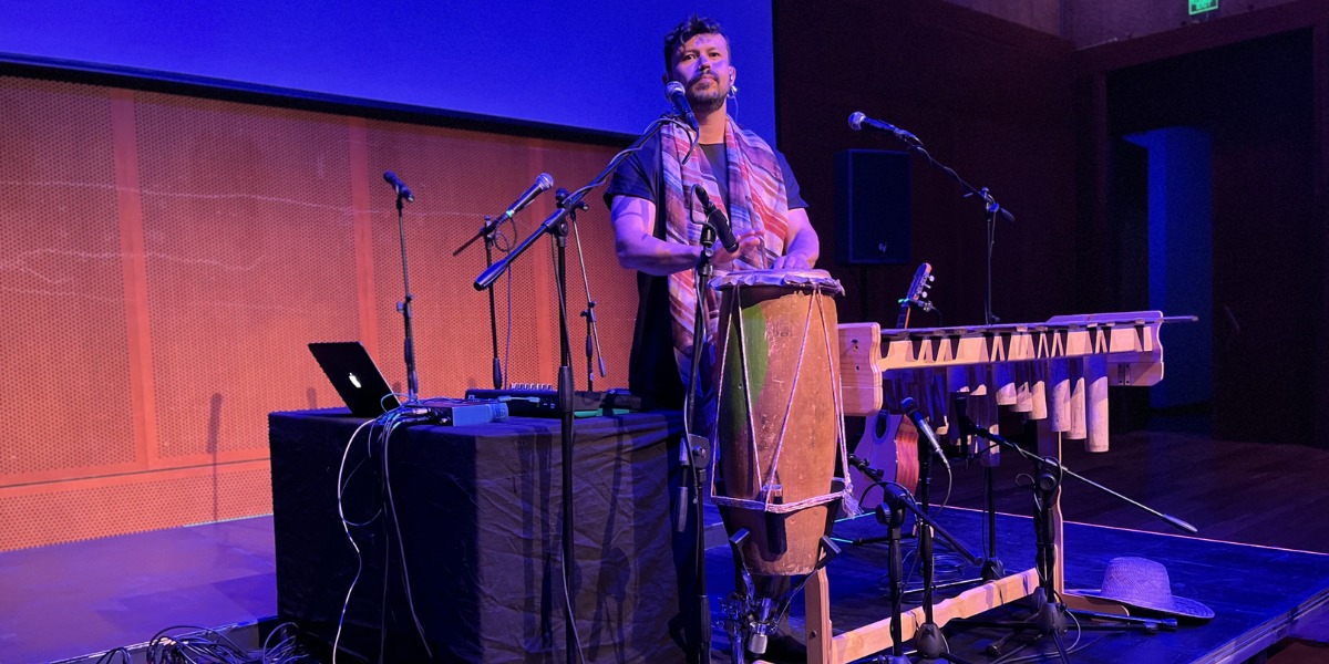 Imagen de persona tocando tambor.